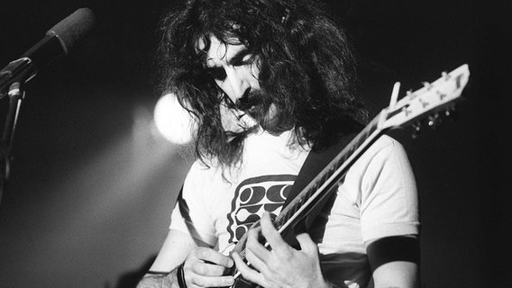 Frank Zappa steht mit Mothers of Invention auf der Bühne in der Muba Halle Basel. © KEYSTONE/PHOTOPRESS-ARCHIV/Str 