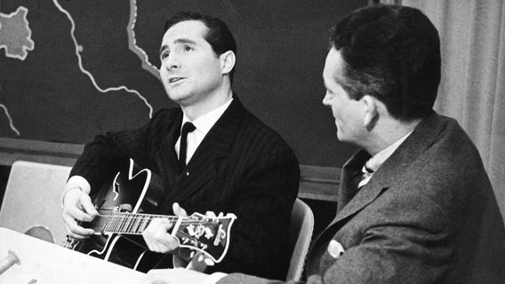 Freddy Quinn 1957 bei einem Auftritt in der Aktuellen Schaubude an der Seite von Werner Baecker. © NDR 