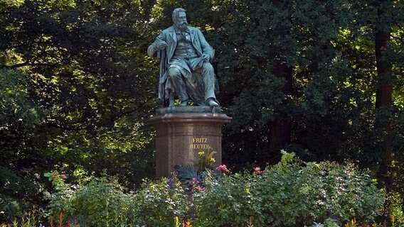 Fritz-Reuter-Denkmal in einem Park der Stadt Neubrandenburg. © dpa /picture alliance Foto: Hans Wiedl