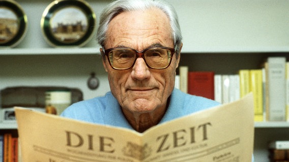 Gerd Bucerius am 23. August 1985 mit einer einer Ausgabe der Zeitung "Die Zeit". © picture-alliance / Sven Simon Foto: Sven Simon