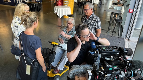 Gerda Gidl aus Kiel und Familienangehörige mit einem Team des NDR bei Dreharbeiten für die NDR Dokumentation "Ein Jahrhundertleben". © NDR Foto: André Bacher