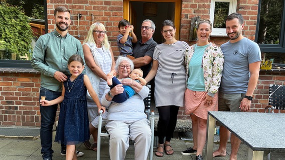 Gerda Gidl aus Kiel und ihre Familienangehörigen © NDR Foto: André Bacher