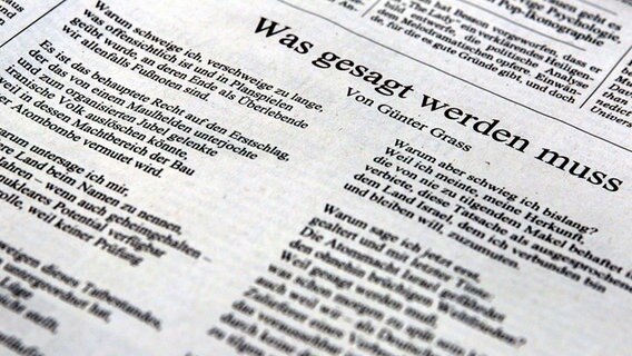 Das Foto zeigt das Gedicht des Schrifstellers Günter Grass mit dem Titel "Was gesagt werden muss" auf der Feuillton-Seite der "Süddeutschen Zeitung" (2012) Das Foto zeigt das Gedicht des Schrifstellers Günter Grass mit dem Titel "Was gesagt werden muss" auf der Feuillton-Seite der "Süddeutschen Zeitung" (2012) © picture alliance / dpa Foto: Stephan Jansen