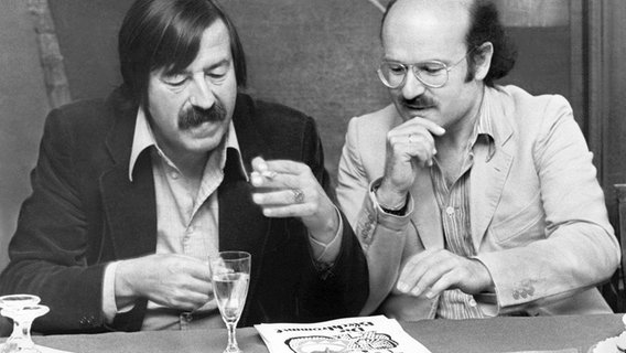 Günter Grass und Regisseur Volker Schlöndorff am 30. Juni 1978 in Berlin, Pressekonferenz vor Drehbeginn zu der Grass-Verfilmung "Die Blechtrommel" Günter Grass und Regisseur Volker Schlöndorff am 30. Juni 1978 in Berlin, Pressekonferenz vor Drehbeginn zu der Grass-Verfilmung "Die Blechtrommel" © picture alliance / Sammlung Richter Foto: Sammlung Richter/LB