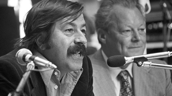Schriftsteller Günter Grass (l) fordert auf einer SPD-Wahlveranstaltung in der Fabrik in Hamburg-Altona am 04.09.1976 die Abschaffung des Radikalenerlasses. Schriftsteller Günter Grass (l) fordert auf einer SPD-Wahlveranstaltung in der Fabrik in Hamburg-Altona am 04.09.1976 die Abschaffung des Radikalenerlasses. © picture-alliance/ dpa Foto: Dieter Klar