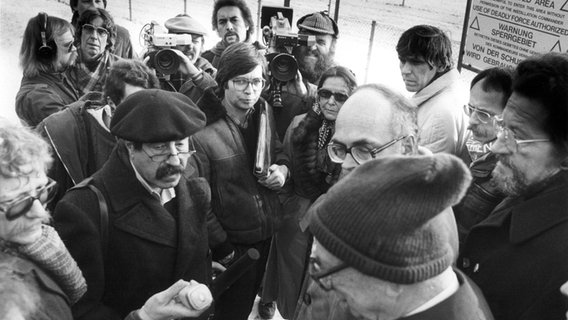 Günter Grass protestiert mit anderen Schriftstellern gegen die Stationierung von Pershing-II-Raketen in der Waldheide bei Heilbronn (1983). Günter Grass protestiert mit anderen Schriftstellern gegen die Stationierung von Pershing-II-Raketen in der Waldheide bei Heilbronn (1983). © picture-alliance / dpa Foto: DB Obertreis