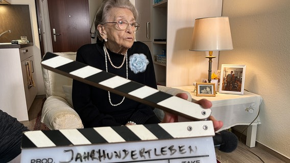 Ingrid Haerder aus Wedel hinter der Aufnahmeklappe zur NDR Dokumentation "Ein Jahrhundertleben". © NDR Foto: André Bacher