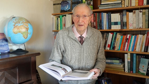 Uwe Holmer, Theologe und Pfarrer, 2020 in seinem Haus. Er hatte 1989/1990 Erich Honecker bei sich aufgenommen. © picture alliance/dpa/dpa-Zentralbild Foto: Bernd Wüstneck