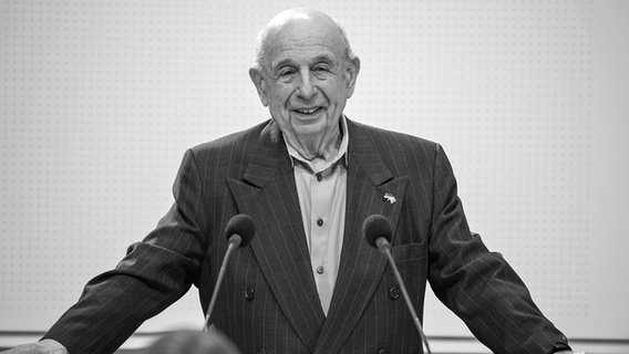 Der Holocaust-Überlebende Guy Stern spricht als Gast im Landtag zu den Abgeordneten. © picture alliance/dpa Foto: Christophe Gateau/dpa