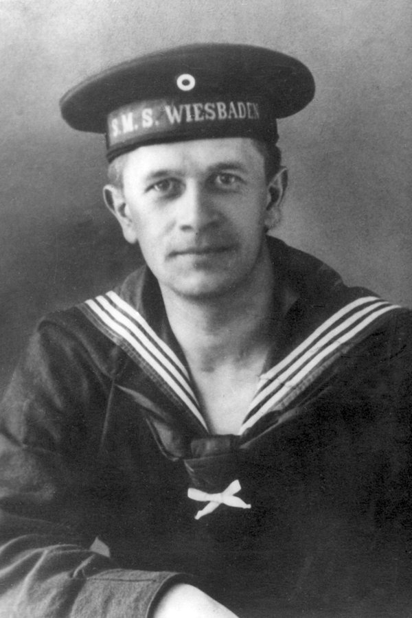 Der Schriftsteller und Marinesoldat Johann Wilhelm Kinau alias Gorch Fock auf einer undatierten Aufnahme. Der Schriftsteller und Marinesoldat Johann Wilhelm Kinau alias Gorch Fock auf einer undatierten Aufnahme. © picture-alliance/ dpa