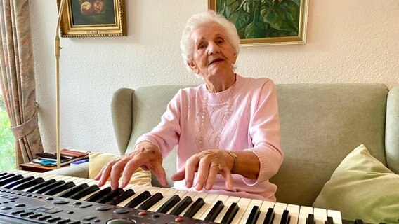 Helga Klüver aus Eckernförde am E-Piano in ihrem Wohnzimmer. © NDR 