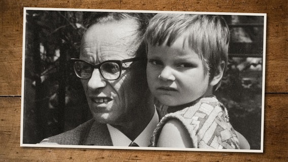 Dieter Klüver aus Eckernförde mit einem seiner Enkelkinder auf dem Arm, undatierte Aufnahme. © privat 