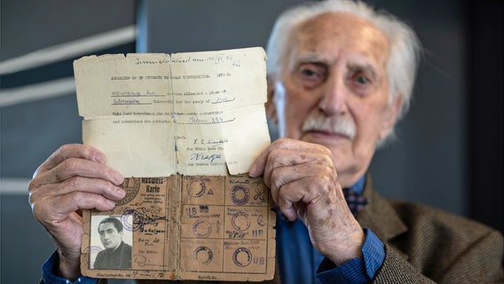 Der Holocaust-Überlebende Leon Weintraub hält bei einem Pressegespräch an der Georg-August-Universität Göttingen seine Immatrikulationsbescheinigung und seinen Studentenausweis in der Hand. (11.11.2022) Der Holocaust-Überlebende Leon Weintraub hält bei einem Pressegespräch an der Georg-August-Universität Göttingen seine Immatrikulationsbescheinigung und seinen Studentenausweis in der Hand. (11.11.2022) © picture alliance/dpa Foto: Swen Pförtner