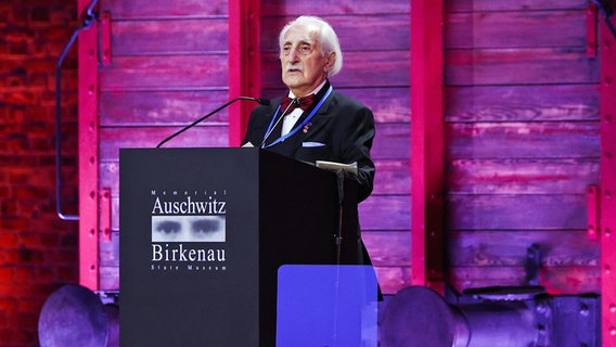 Der Holocaust-Überlebende Leon Weintraub nimmt am 27.01.2025 an der Gedenkfeier zum 80. Jahrestag der Befreiung des ehemaligen deutschen Konzentrations- und Vernichtungslagers Auschwitz-Birkenau teil. Der Holocaust-Überlebende Leon Weintraub nimmt am 27.01.2025 an der Gedenkfeier zum 80. Jahrestag der Befreiung des ehemaligen deutschen Konzentrations- und Vernichtungslagers Auschwitz-Birkenau teil. © picture alliance / NurPhoto Foto: Beata Zawrzel