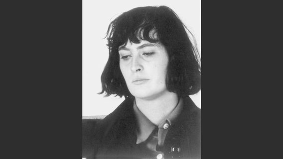Polizeifoto der 23-jährigen Margrit Schiller, die zur Baader-Meinhof-Gruppe gezählt wird. Aufnahme von 1971. © picture-alliance / dpa / Polizei 