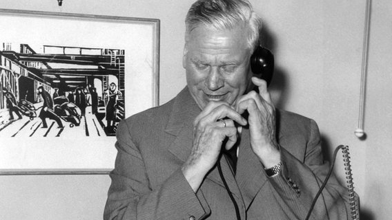 Max Brauer informiert den SPD-Parteivorsitzenden Ollenhauer telefonisch über seinen Wahlsieg 1957 © picture alliance / Lothar Heidtmann Foto: Lothar Heidtmann