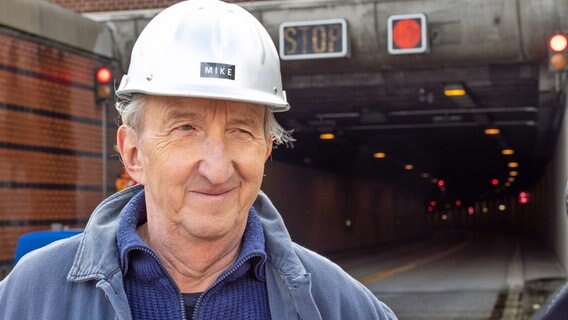 Mike Krüger bei den Dreharbeiten zu Unsere Geschichte: Hamburg und seine Elbtunnel © jumpmedientv / Christian Struck Foto: Christian Struck