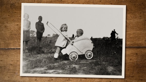 Heinz Karl Otto Möller im Kinderwagen mit seiner Schwester. © privat 