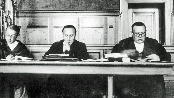 Carl von Ossietzky 1932 vor Gericht: (v.l.n.r.) Rechtanwalt Rudolf Olden, Carl von Ossietzky, Rechtsanwalt Alfred Apfel. © picture-alliance/akg-images Foto: akg-images
