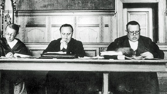 Carl von Ossietzky 1932 vor Gericht: (v.l.n.r.) Rechtanwalt Rudolf Olden, Carl von Ossietzky, Rechtsanwalt Alfred Apfel. Carl von Ossietzky 1932 vor Gericht: (v.l.n.r.) Rechtanwalt Rudolf Olden, Carl von Ossietzky, Rechtsanwalt Alfred Apfel. © picture-alliance/akg-images Foto: akg-images