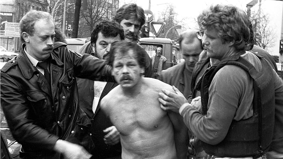 Polizisten führen den Auftragsmörder Werner Pinzner bei seiner Festnahme ab. © Polizeimuseum Hamburg 