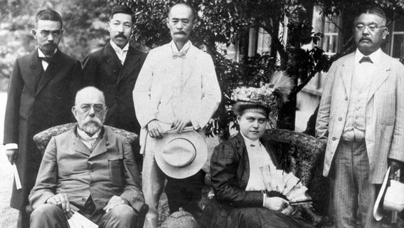 Robert Koch (sitzend links) und seine Frau Hedwig und den Professoren Kitasato (3. v.l) und Shiba (rechts) in Yamada (Japan) Robert Koch (sitzend links) und seine Frau Hedwig und den Professoren Kitasato (3. v.l) und Shiba (rechts) in Yamada (Japan) © picture-alliance / akg-images Foto: akg-images