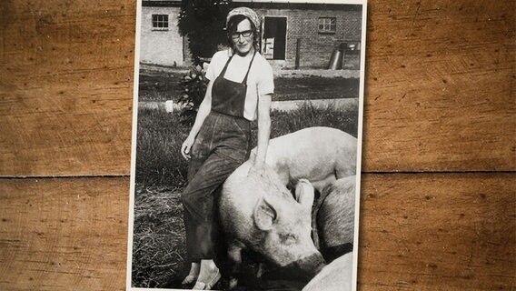 Irmgard Rosenkranz mit Schweinen auf ihrem Hof, undatierte Aufnahme. © privat 