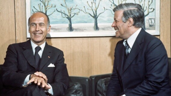 Valéry Giscard d'Estaing (l.) und Helmut Schmidt im Jahr 1977 © dpa Foto: Alfred Hennig
