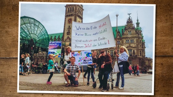 Wilhelm Simonsohn mit seiner Familie bei einer Klima-Demo in Hamburg. © Privat 