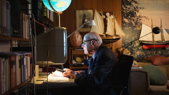 Der 102-jährige Wilhelm Simonsohn in seiner Hamburger Wohnung am Computer. © Magdalena Maria Stengel Foto: Magdalena Maria Stengel