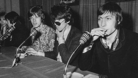 Die Rolling Stones bei einer Pressekonferenz 1965 in Hamburg © Günter Zint / Pan Foto Foto: Günter Zint