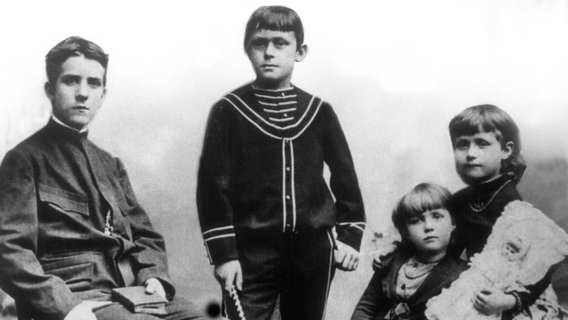 Heinrich Mann mit Geschwistern, um 1885. © dpa-Bildarchiv 