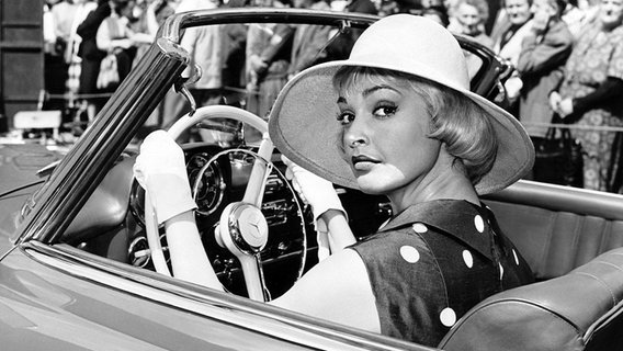 Schauspielerin Nadja Tiller in dem Film "Das Mädchen Rosemarie" (BRD 1958, Regie: Rolf Thiele), in einem Mercedes 190 SL Cabrio sitzend © picture-alliance 