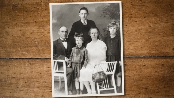 Hermine Trimde, geborene Vainauska, (r) mit ihren Eltern und ihren Geschwistern Alfred und Erna. © Privat 