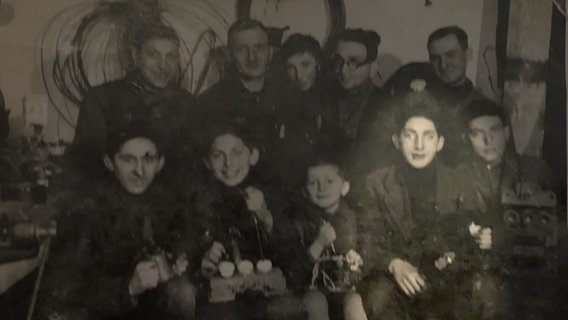 Eine Gruppe junger Menschen und Kinder sitzt auf einem Gruppenfoto in schwarz-weiß. Eine Gruppe junger Menschen und Kinder sitzt auf einem Gruppenfoto in schwarz-weiß. © Wallstein Verlag Göttingen/Weintraub privat