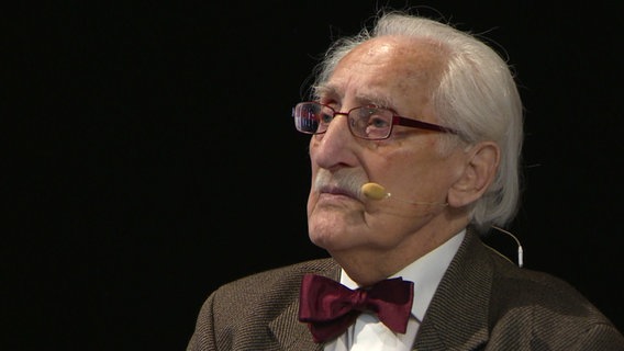 Leon Weintraub bei einem Vortrag vor Schülerinnen und Schülern der Georg-Christoph-Lichtenberg-Gesamtschule in Göttingen im November 2022. Leon Weintraub bei einem Vortrag vor Schülerinnen und Schülern der Georg-Christoph-Lichtenberg-Gesamtschule in Göttingen im November 2022. © NDR