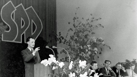 Willy Brandt hält auf dem Berliner Parteitag der SPD im Mai 1949 eine Rede © dpa / Picture Alliance 