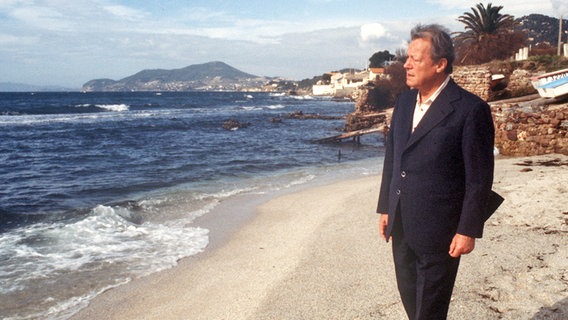 Willy Brandt im Februar 1979 am Strand des südfranzösischen Hyeres nach seinem Herzinfarkt Willy Brandt im Februar 1979 am Strand des südfranzösischen Hyeres nach seinem Herzinfarkt © Picture Alliance / dpa Foto: Fritz Fischer