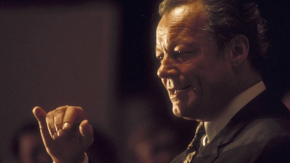 Willy Brandt bei einer Rede 1972 © imago Foto: Sven Simon