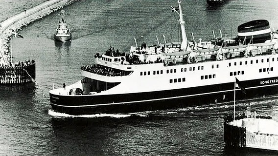 Das Fährschiff "Kong Frederik" durchfährt am 14. Mai 1963 die Hafenausfahrt des Hafens im dänischen Rødby. © Scandlines 