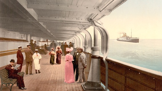Die Deckpromenade des Dampfers "Maria Theresia" aus der Bremer Reederei Norddeutscher Lloyd um 1890/1900. © picture-alliance / akg-images 