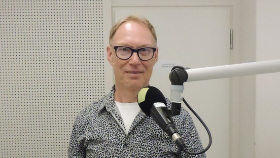 Wolfgang Kroemer, Redakteur bei PINK CHANNEL, im Radiostudio  