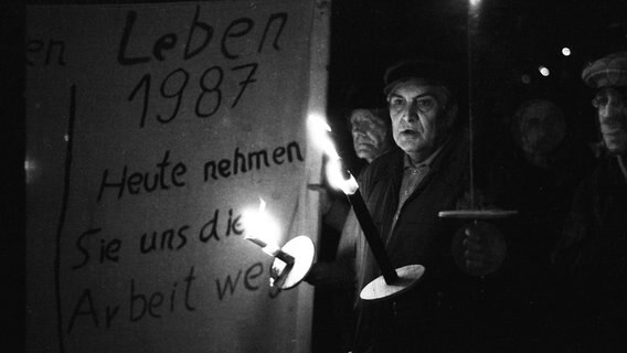Mit einem Fackelmarsch demonstrierten im Dezember 1987 in Duisburg-Rheinhausen Stahlarbeiter, Angehörige und Prominente für Arbeitsplätze bei Krupp. © picture alliance / Klaus Rose Foto: Klaus Rose