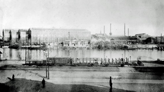 Die Krupp-Germania-Werft in Kiel um 1900 Die Krupp-Germania-Werft in Kiel um 1900 © Stadtarchiv Kiel, 44.777, CC-BY-SA 3.0 DE, http://fotoarchiv-stadtarchiv.kiel.de Foto: Waldemar Renard