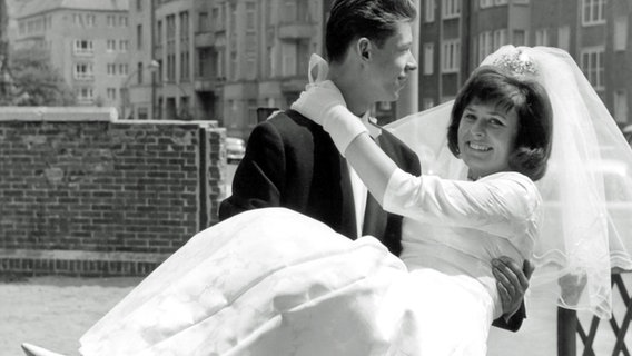 Der ehemalige Bergarbeiter Adolf Herbst bei seiner Hochzeit am 10. Juli 1964. © picture-alliance / dpa Foto: Udo Heuer