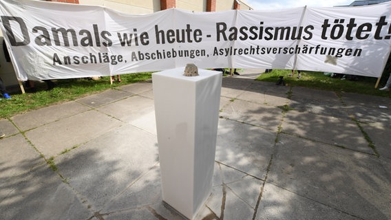Eine Stele zur Erinnerung an die rassistischen Ausschreitungen in Rostock-Lichtenhagen im Jahr 1992 nach ihrer Enthüllung am 26. August 2017. Eine Stele zur Erinnerung an die rassistischen Ausschreitungen in Rostock-Lichtenhagen im Jahr 1992 nach ihrer Enthüllung am 26. August 2017. © picture alliance / Stefan Sauer/dpa-Zentralbild/dpa Foto: Stefan Sauer
