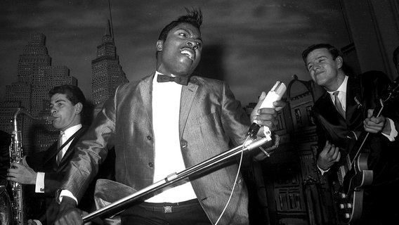 Rock 'n' Roll-Legende Little Richard bei einem Konzert am 31. Oktober 1962 im Hamburger Star-Club. Rock 'n' Roll-Legende Little Richard bei einem Konzert am 31. Oktober 1962 im Hamburger Star-Club. © picture alliance / Sven Simon Foto: Sven Simon