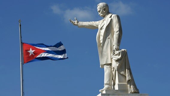 Statue des kubanischen Poeten und Schriftstellers José Julián Martí y Pérez (1853 - 1895), Nationalheld und Symbol für den Unabhängigkeitskampf des Landes Kuba. © picture alliance / DUMONT Bildarchiv Foto: Tobias Hauser