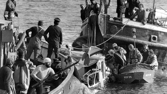 Einsatzkräfte bergen am 3. Oktober 1984 die Barkasse "Marina", die am 2. Oktober im Hamburger Hafen gesunken war. © picture-alliance / dpa Foto: Werner Baum