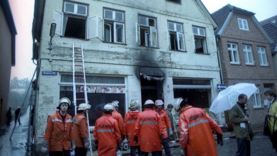 Feuerwehrleute am 23. November 1992 am Ort des Brandanschlags in Mölln © picture alliance/AP Images Foto: Christian Eggers
